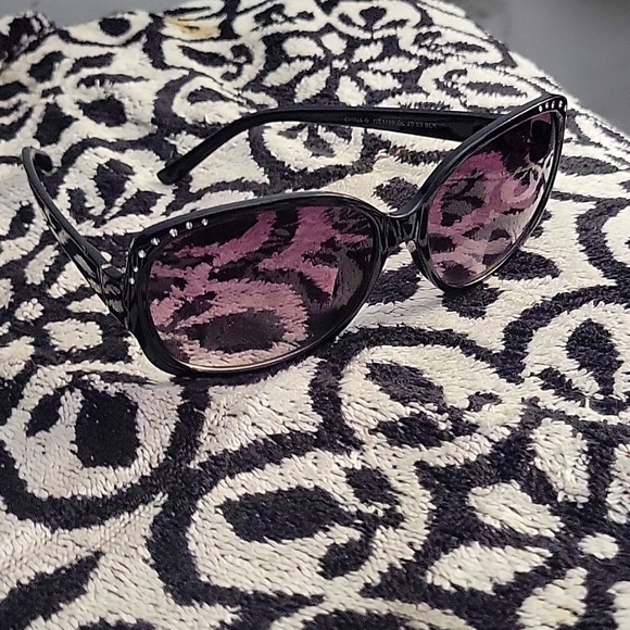 Foster grant Womens sunglasses diamonds in the front 😎 - Picture 5 of 6